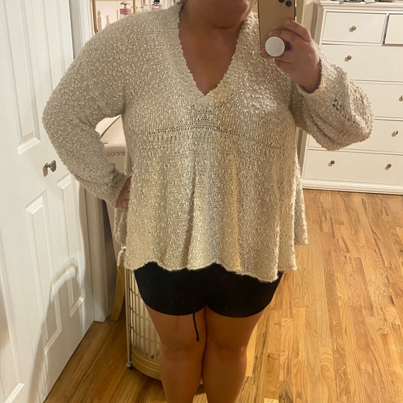 Tops - Flowy soft cream sweater